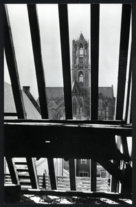 606232 Gezicht op de Domkerk en Domtoren te Utrecht, door de dakspanten van de Pieterskerk tijdens de restauratie.